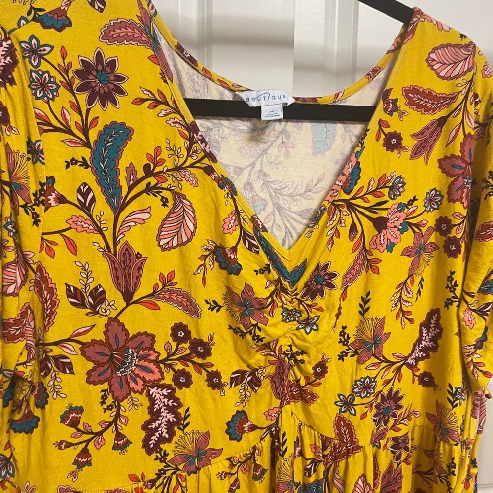 Colorful Floral top with V-Neck - Picture 4 of 5